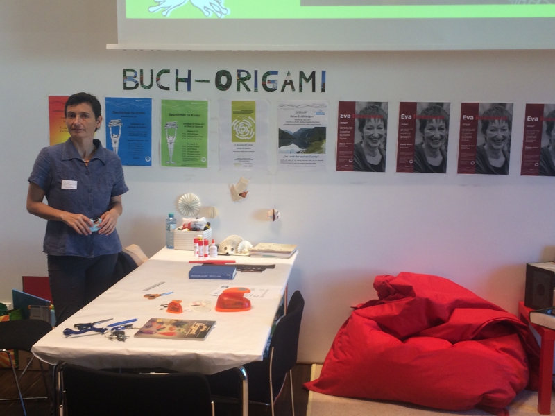 Buch-Origami-Stand
